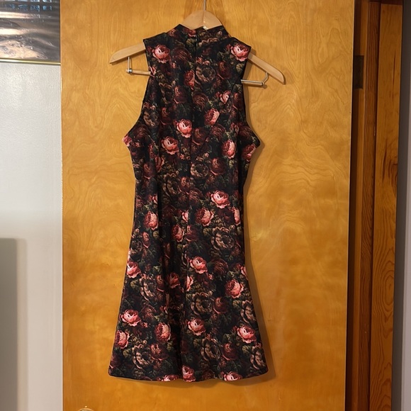 American Rag turtle neck sleeveless dress black with floral pattern - Picture 3 of 3